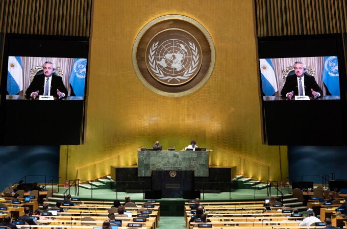 New York (United States), 22/09/2020.- A handout photo made available by UN photo shows Alberto Fernandez (on screens), President of Argentina, speaking during the 75th General Assembly of the United Nations, in New York, New York, USA, 22 September 2020. Due to the COVID-19 pandemic, the 75th General Assembly of the United Nations meetings are held mostly via videoconference. (Estados Unidos, Nueva York) EFE/EPA/Evan Schneider / UN Photo / HANDOUT HANDOUT EDITORIAL USE ONLY/NO SALES