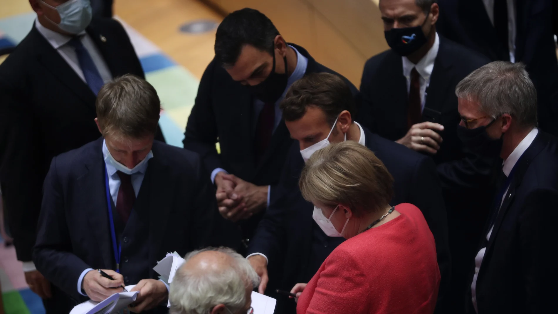La canciller alemana, Angela Merkel, y el presidente francés, Emmanuel Macron, conversan con Pedro Sánchez durante la maratoniana cumbre europea de julio