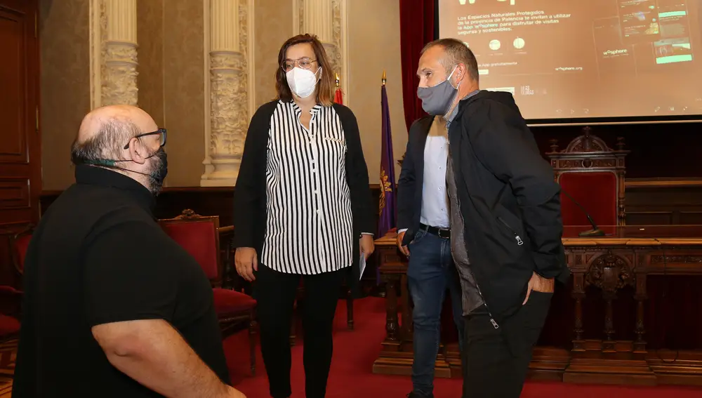 La presidenta de la Diputación, Ángeles Armisén, acompañada por los representantes de la delegación de la Junta de Castilla y León y de la Asociación Wosphere, Nacho Frontela (I) y javier Reinhard (D) dan a conocer las novedades y el avance de la App Wosphere- Ecoturismo para el usuario