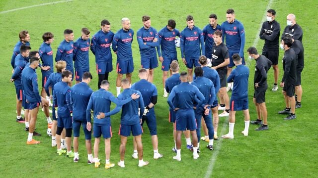 Julen Lopetegui dialoga con sus jugadores en el Puskas Arena