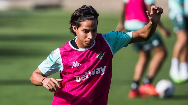 Diego Lainez en un entrenamiento del Betis.