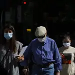 Personas con mascarilla caminan por una calle de Córdoba