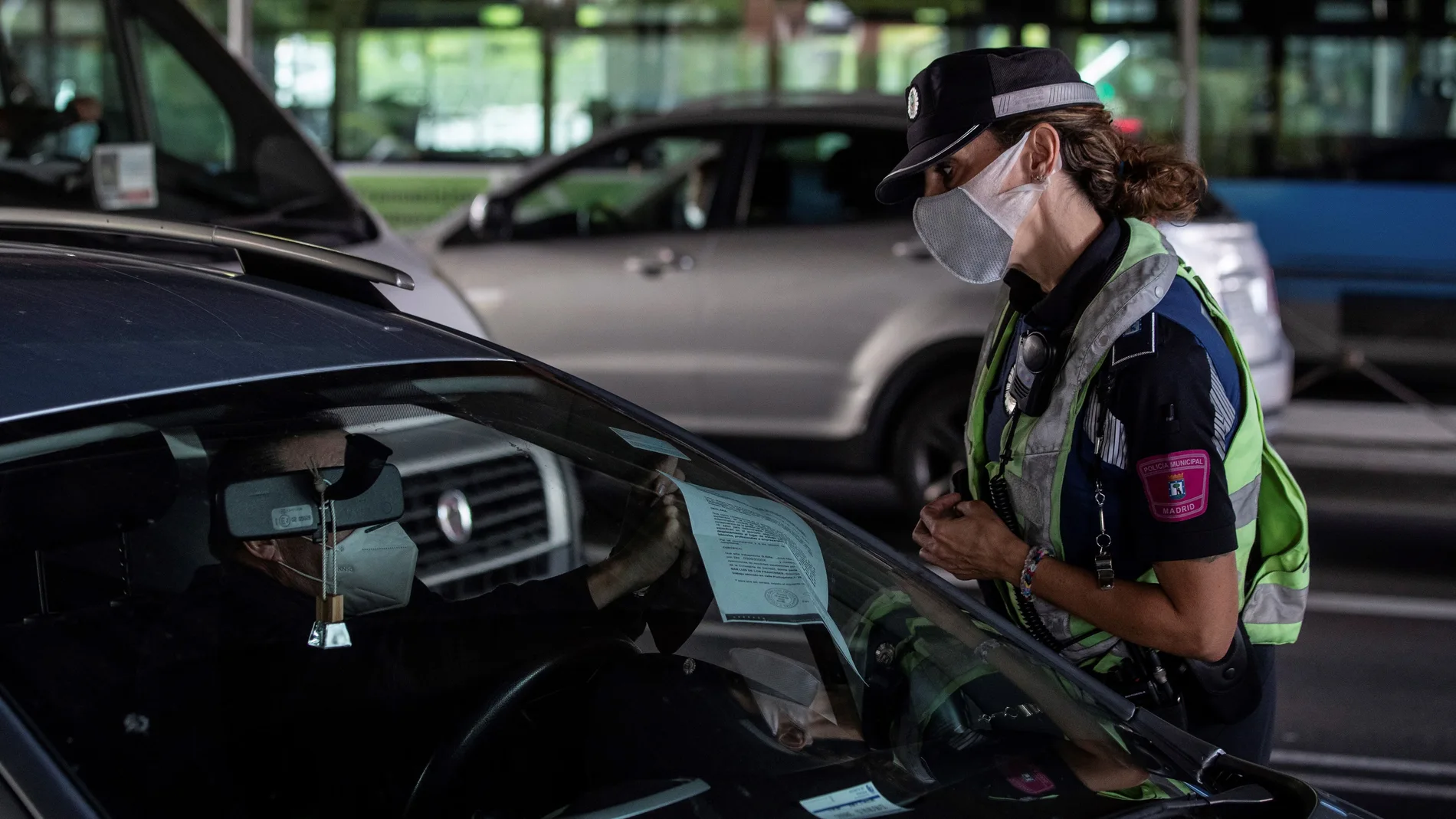 Un agente de movilidad, durante los controles en una de las zonas confinadas de la capital