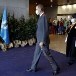 El rey Felipe VI (c), preside la ceremonia de apertura del curso universitario 2020-2021, acompañado por el rector de la Universidad Politécnica de Madrid, Guillermo Cisneros, este miércoles, en la Escuela Técnica Superior de Ingenieros de Caminos, Canales y Puertos de la Universidad Politécnica de Madrid.