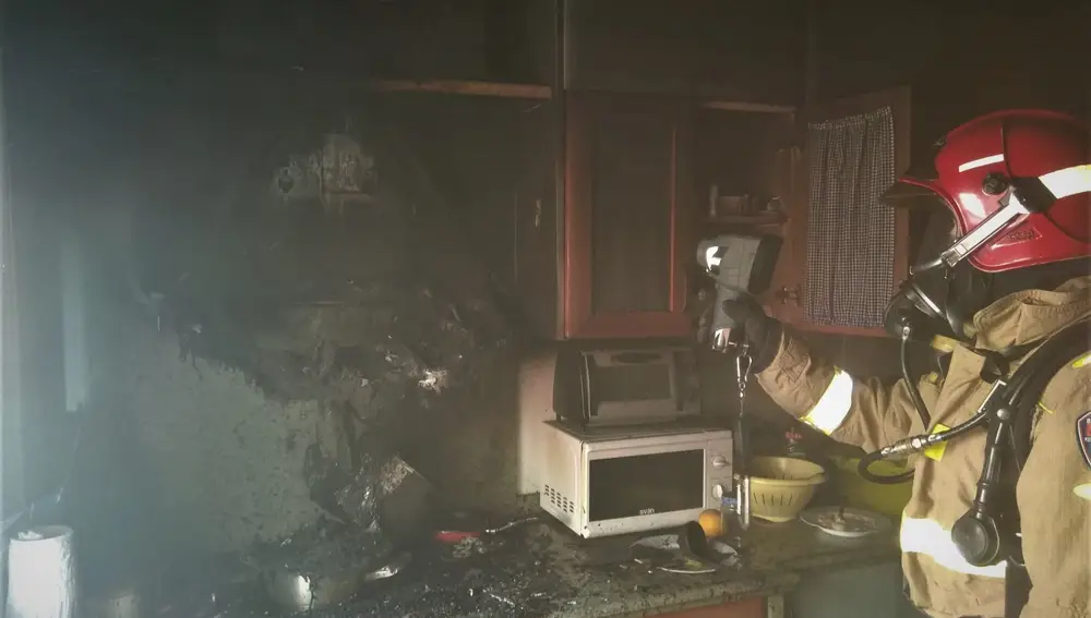 Bomberos extinguen un incendio declarado en la cocina de una vivienda de CeutíCEIS REGIÓN DE MURCIA23/09/2020