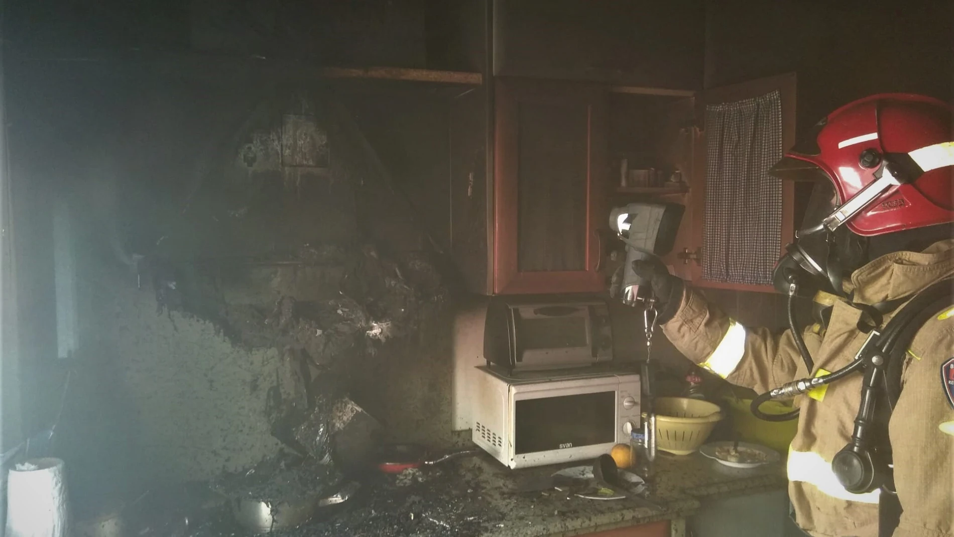 Bomberos extinguen un incendio declarado en la cocina de una vivienda de CeutíCEIS REGIÓN DE MURCIA23/09/2020
