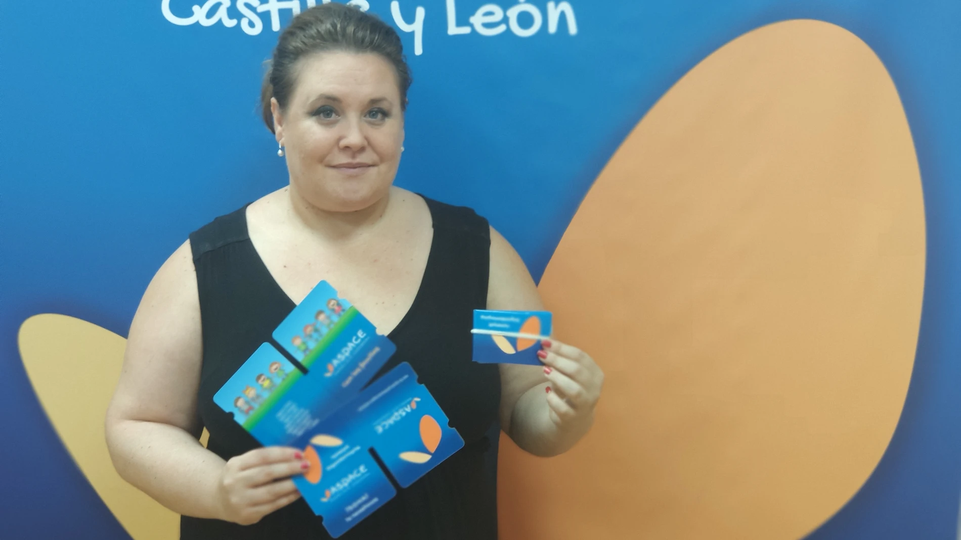 La gerente de la asociación Aspace en Castilla y León, Raquel Aceves, con las porta mascarillas para recaudar fondos