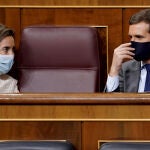 Los diputados del PP Cuca Gamarra y Pablo Casado en una sesión del Congreso de los Diputados