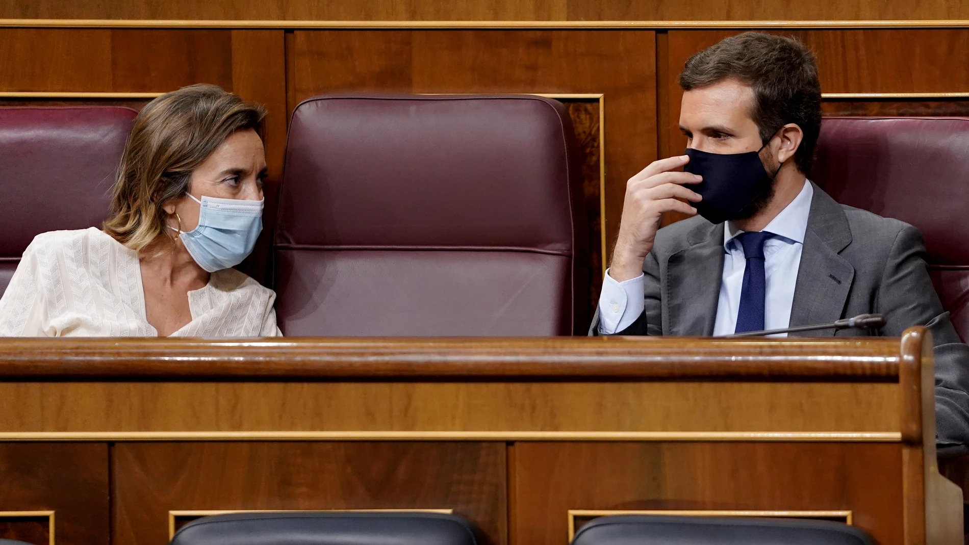 Los diputados del PP Cuca Gamarra y Pablo Casado en una sesión del Congreso de los Diputados