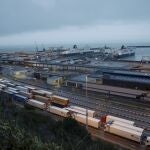 Camiones en el puerto de Dover esperan para embarcar, en enero, tras consumarse la salida de Reino Unido de la UE