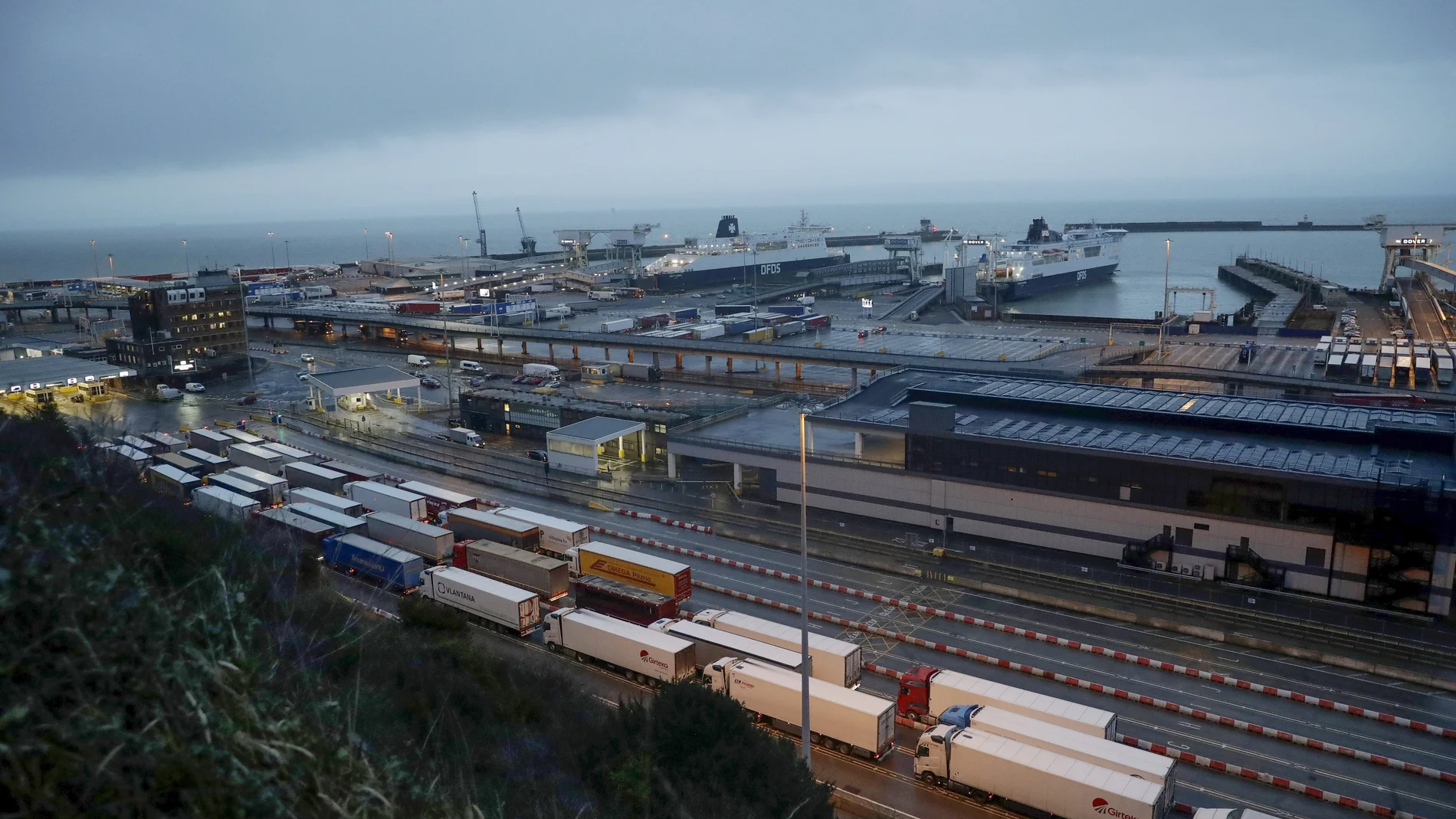 Camiones en el puerto de Dover esperan para embarcar, en enero, tras consumarse la salida de Reino Unido de la UE