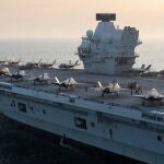 El portaaviones HMS Queen Elizabeth en un ejercicio al que se unirán buques de guerra del Reino Unido, Estados Unidos y los Países Bajos, que acompañarán al HMS Queen Elizabeth en su primer despliegue global en 2020