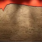 Mural sumerio representando una batalla.