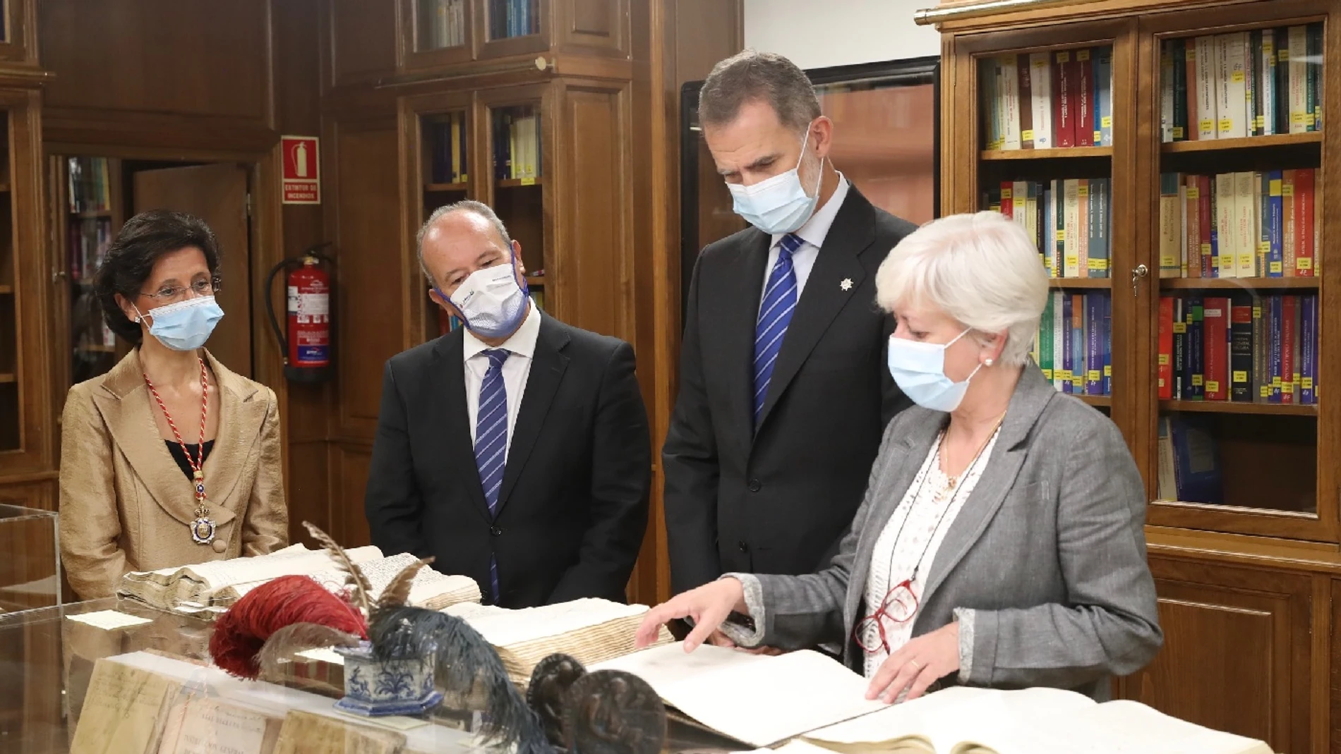 El Rey junto al ministro de Justicia, Juan Carlos Campo, y la presidenta del Tribunal de Cuentas, María José de la Fuente