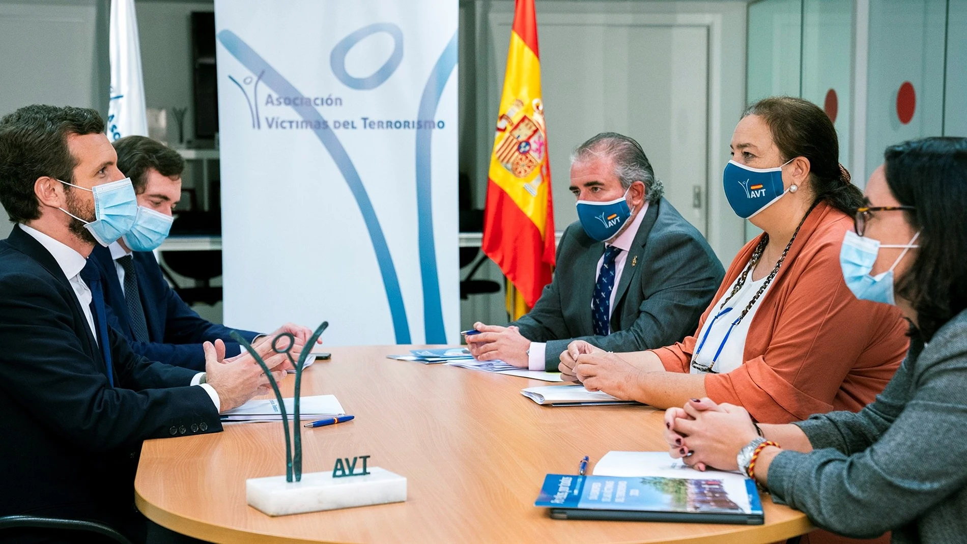 GRAF9876. MADRID, 24/09/2020.- El presidente del PP, Pablo Casado (i), durante la reunión que ha mantenido con la presidenta de la Asociación de Víctimas del Terrorismo (AVT), Maite Araluce (2d), y otros miembros hoy en Madrid. EFE/ David Mudarra/PP/SOLO USO EDITORIAL/NO VENTAS