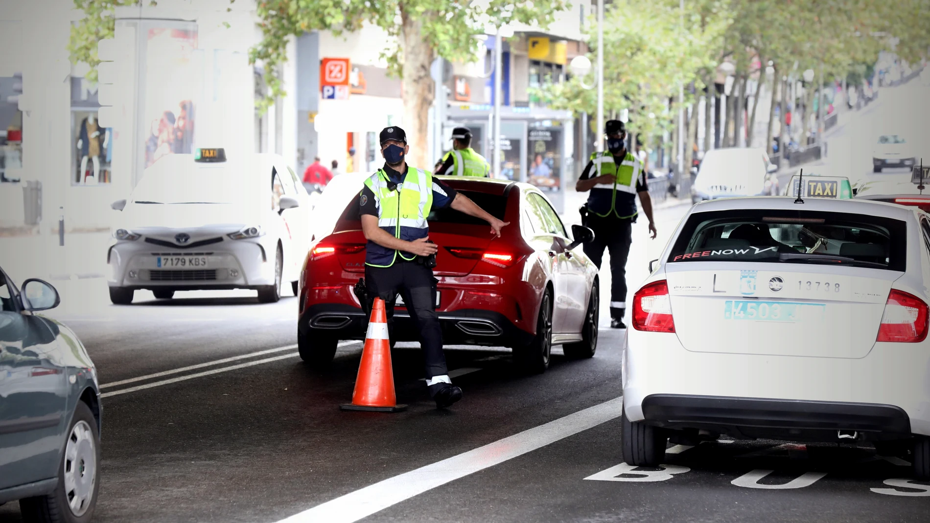 Controles en el distrito madrileño de Puente de Vallecas para hacer efectivas las restricciones de movimientos