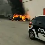  Arden tres vehículos estacionados junto a un supermercado en Murcia