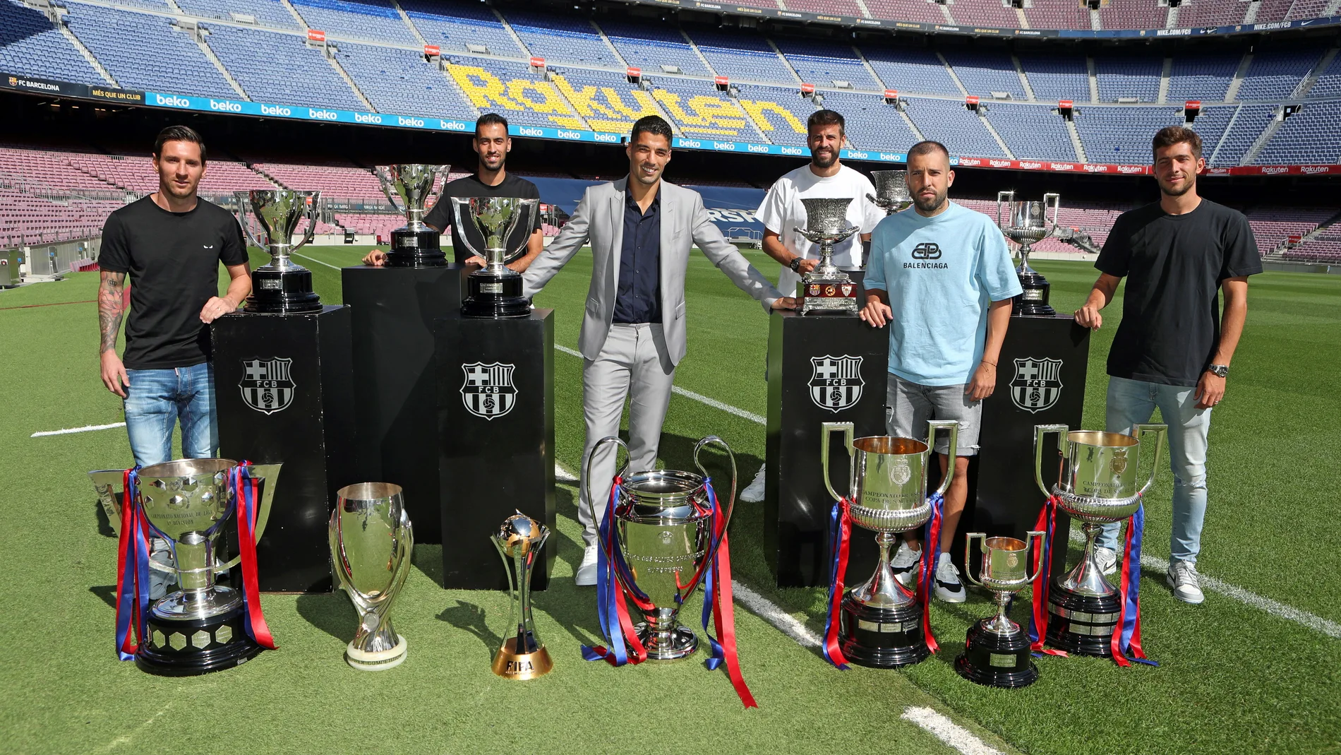 Luis Suárez posa con Messi, Sergi Roberto, Busquets, Piqué y Jordi Alba con los 13 títulos que han ganado juntos