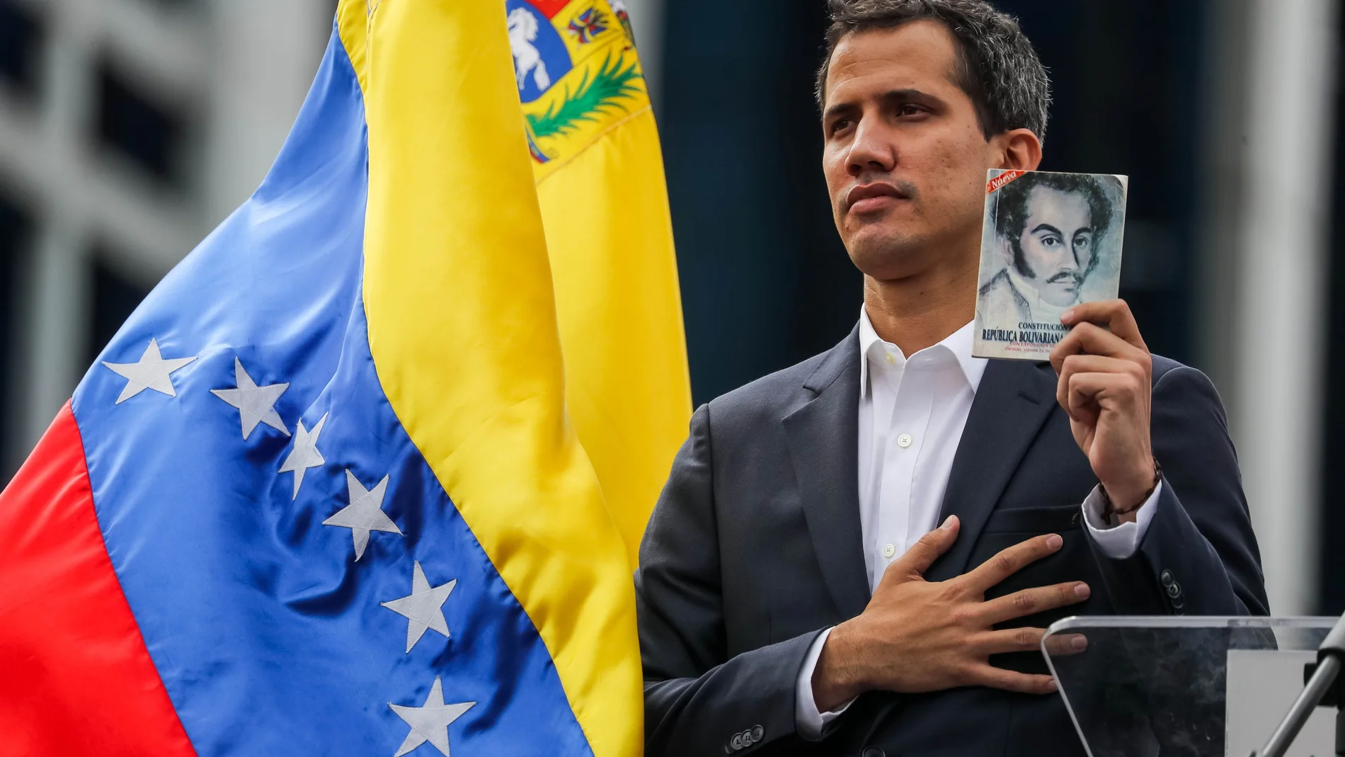 Juan Guaidó en el momento en que asume la presidencia interina de Venezuela, el 23 de enero del 2019, en Caracas.
