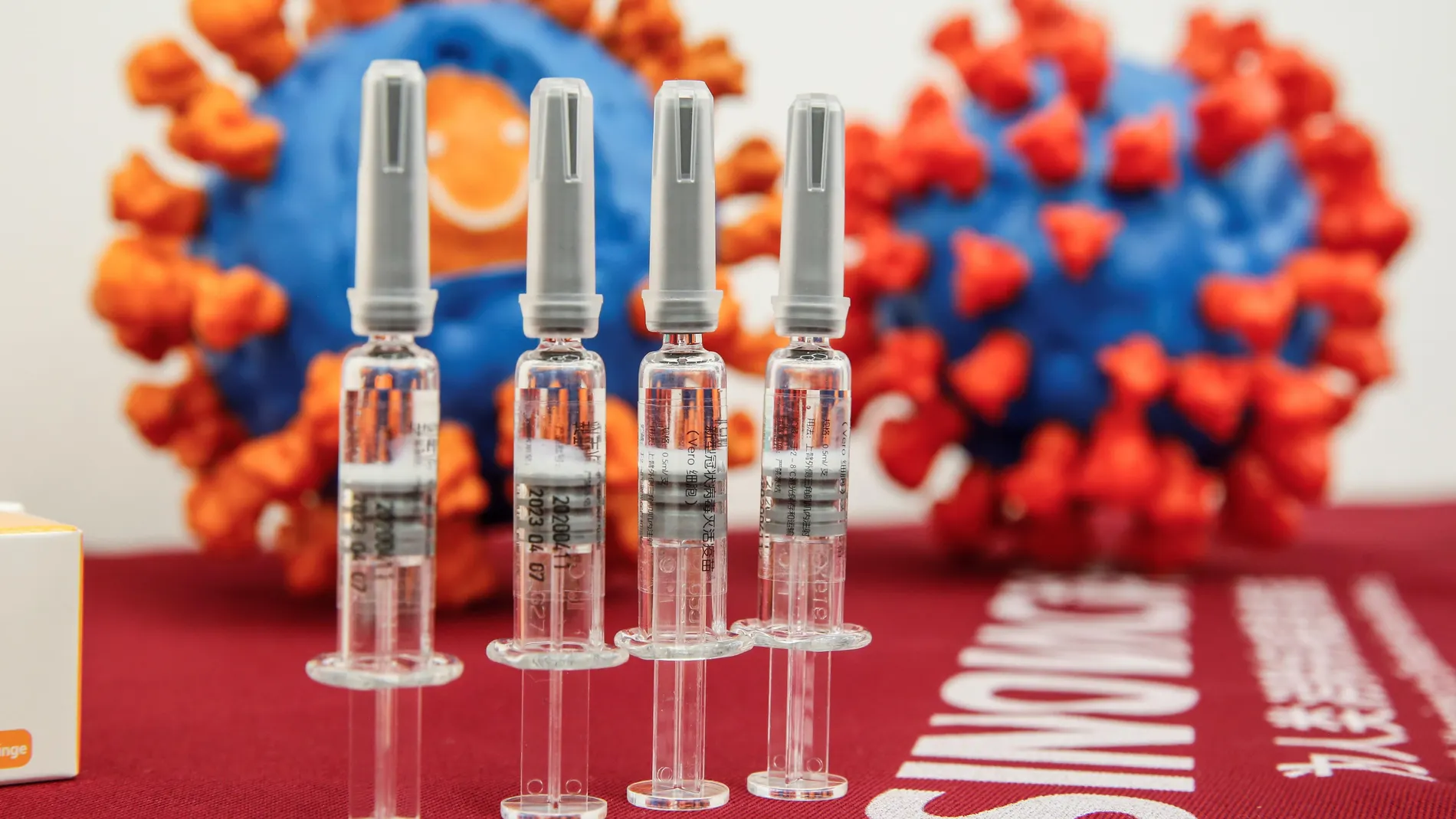 El candidato a vacuna COVID-19 del fabricante chino Sinovac, CoronaVac, se exhibe en sus instalaciones durante una visita a los medios organizada por el Gobierno en Pekín, China. EFE/Wu Hong