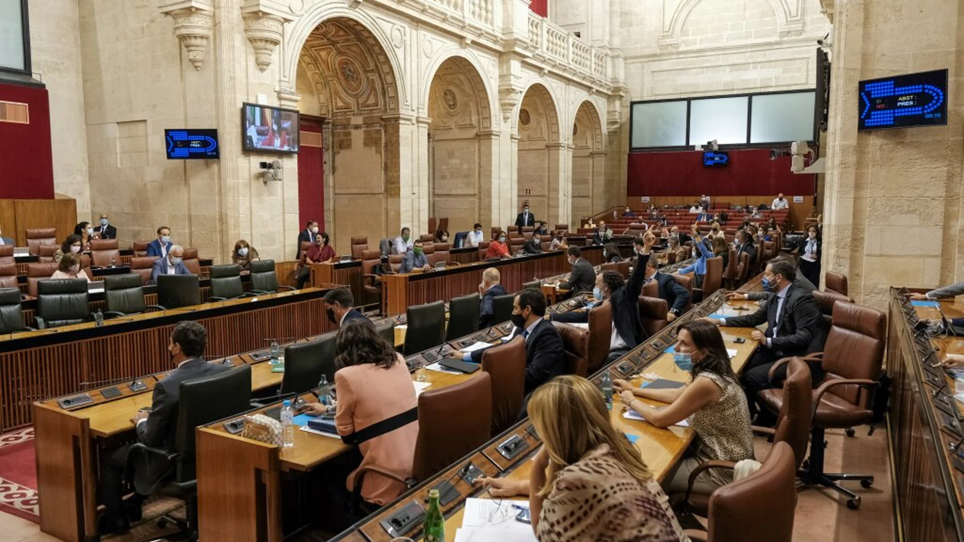 El Pleno del Parlamento andaluz durante la votación del dictamen de la reconstrucción económica y social de la región