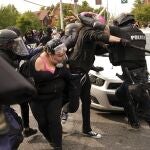 Enfrentamientos entre policías y manifestantes ayer en Louisville