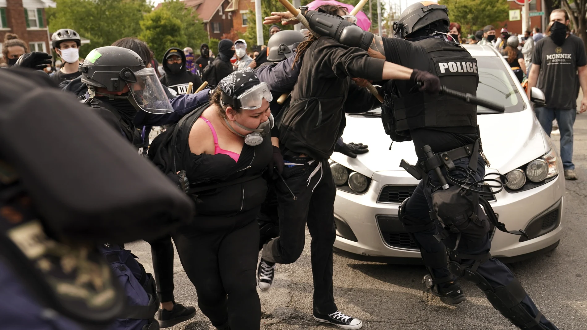 Enfrentamientos entre policías y manifestantes ayer en Louisville