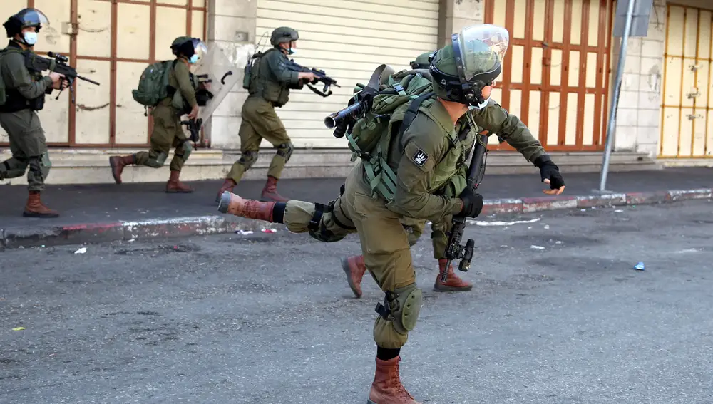 Fuerzas israelíes se enfrentan a manifestantes palestinos en la ciudad de Hebrón, en septiembre de 2020.