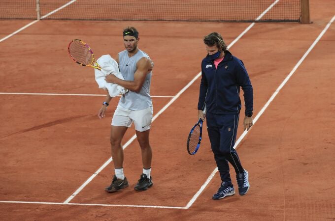 Nadal y Moyá, durante un entrenamiento en la pista Philippe Chatrier, la central de Roland Garros