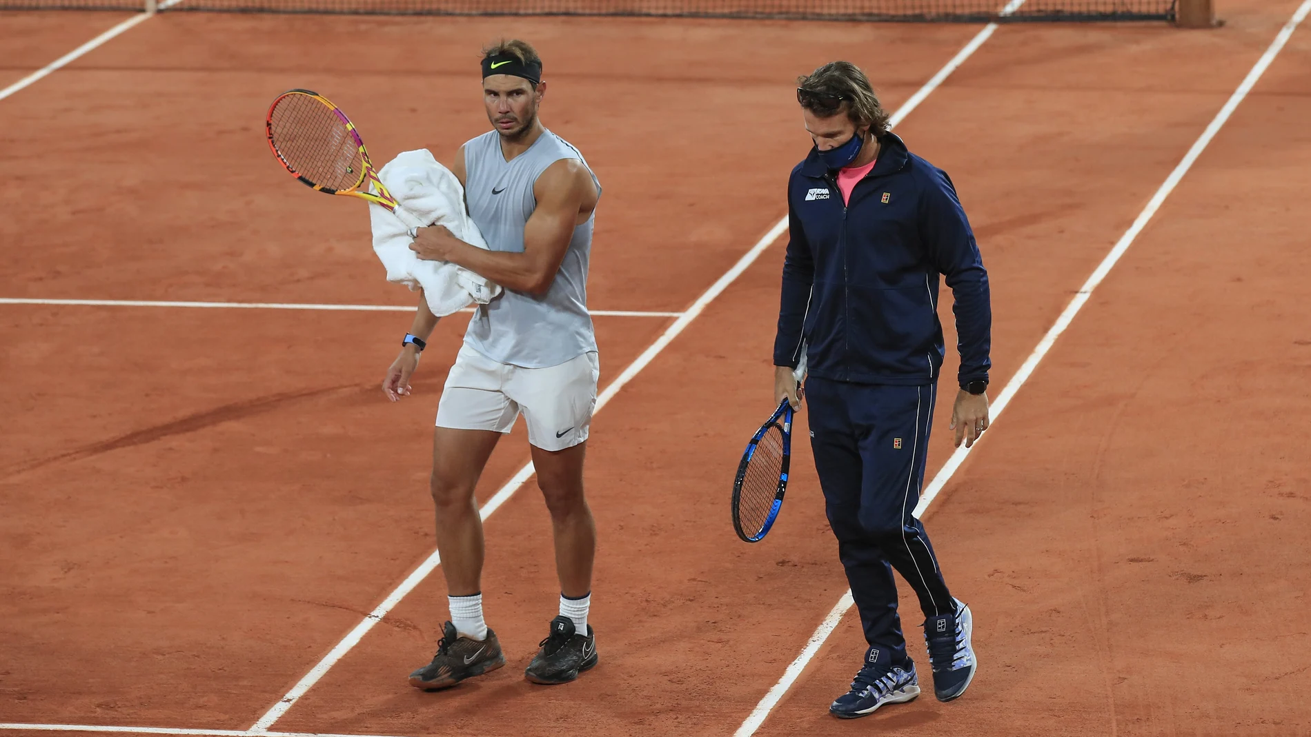 Nadal y Moyá, durante un entrenamiento en la pista Philippe Chatrier, la central de Roland Garros