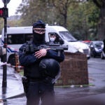 La Policía francesa vigila la zona donde se encontraba la redacción de la revista "Charlie Hebdo"