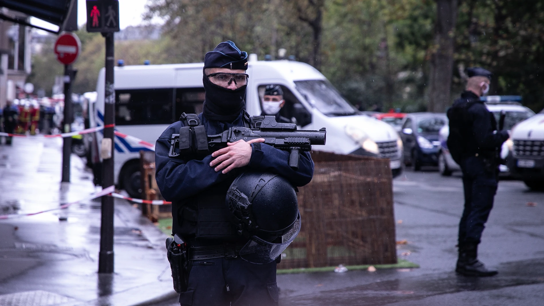 La Policía francesa vigila la zona donde se encontraba la redacción de la revista "Charlie Hebdo"