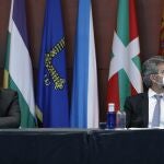 El ministro de Justicia, Juan Carlos Campo (i), y el presidente del Tribunal Supremo y del Consejo General del Poder Judicial (CGPJ), Carlos Lesmes, durante el acto de entrega de despachos a la nueva promoción de jueces, en Barcelona, Catalunya (España), a 25 de septiembre de 2020.