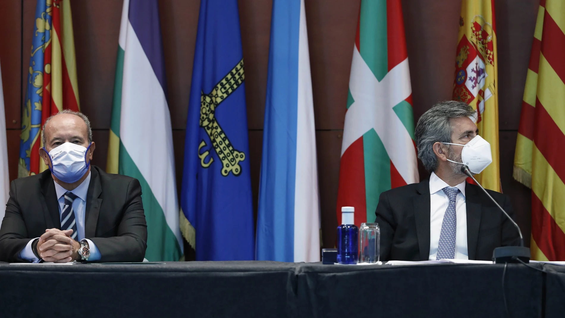 El ministro de Justicia, Juan Carlos Campo (i), y el presidente del Tribunal Supremo y del Consejo General del Poder Judicial (CGPJ), Carlos Lesmes, durante el acto de entrega de despachos a la nueva promoción de jueces, en Barcelona, Catalunya (España), a 25 de septiembre de 2020.