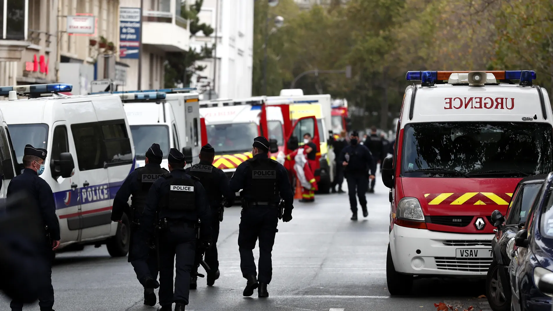 La policía francesa y el equipo de rescate,en un perímetro de seguridad cerca de las antiguas oficinas de Charlie Hebdo, en París, Francia, el 25 de septiembre de 2020, después de que cuatro personas resultaran heridas en un ataque con cuchillo. EFE/EPA/IAN LANGSDON