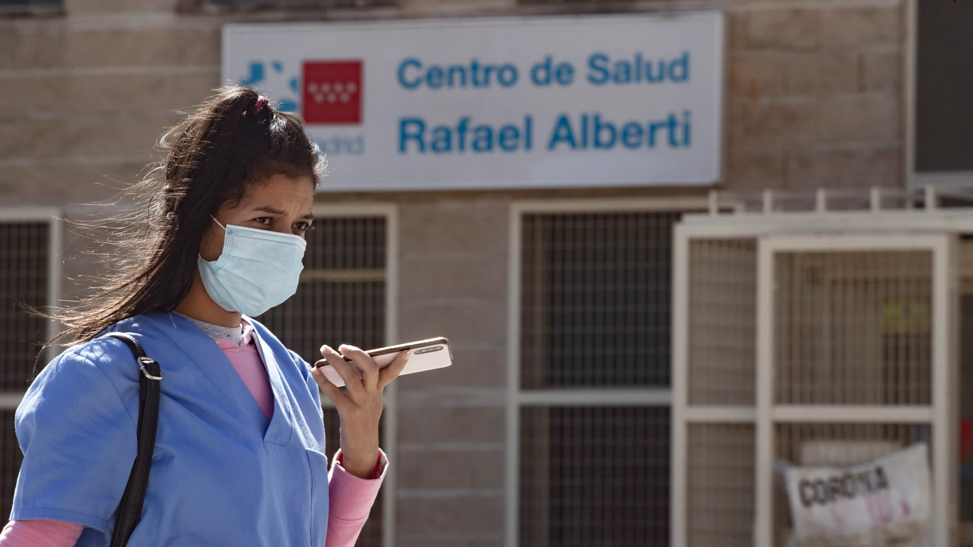Una trabajadora sanitaria camina al lado del Centro de Salud Rafael Alberti, una de las zonas confinadas de Puente de Vallecas