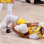 Anthony Davis dio el susto a los Lakers con una mala caída. Siguió jugando