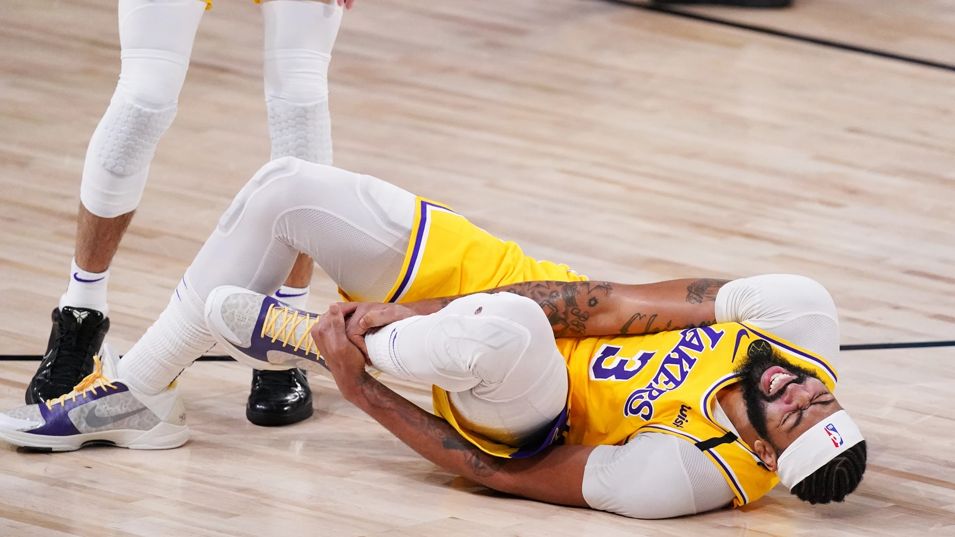 Anthony Davis dio el susto a los Lakers con una mala caída. Siguió jugando