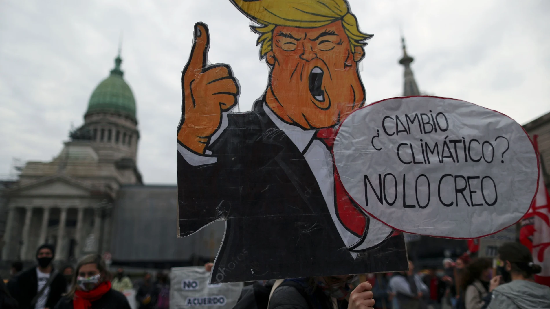 Un manifestante en Buenos Aires con un cartel del presidente Donald Trump