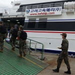 Infantes de marina surcoreanos abordan un ferry en una terminal en la ciudad costera de Incheon, Corea del Sur, el 25 de septiembre de 2020, para llegar a su unidad del Ejército en la isla Yeonpyeong, cerca de la frontera marítima intercoreana en el Mar Amarillo
