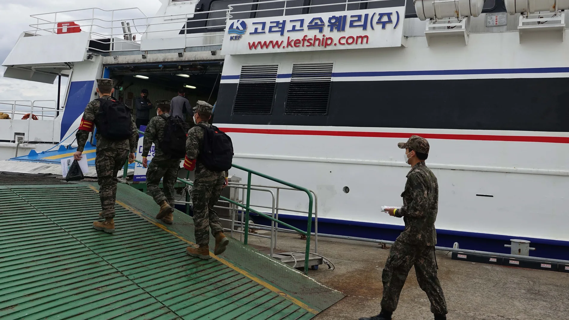Infantes de marina surcoreanos abordan un ferry en una terminal en la ciudad costera de Incheon, Corea del Sur, el 25 de septiembre de 2020, para llegar a su unidad del Ejército en la isla Yeonpyeong, cerca de la frontera marítima intercoreana en el Mar Amarillo