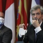 El presidente del Tribunal Supremo y del Consejo General del Poder Judicial (CGPJ), Carlos Lesmes, acompañado por el ministro de Justicia del Gobierno, Juan Carlos Campo (i)