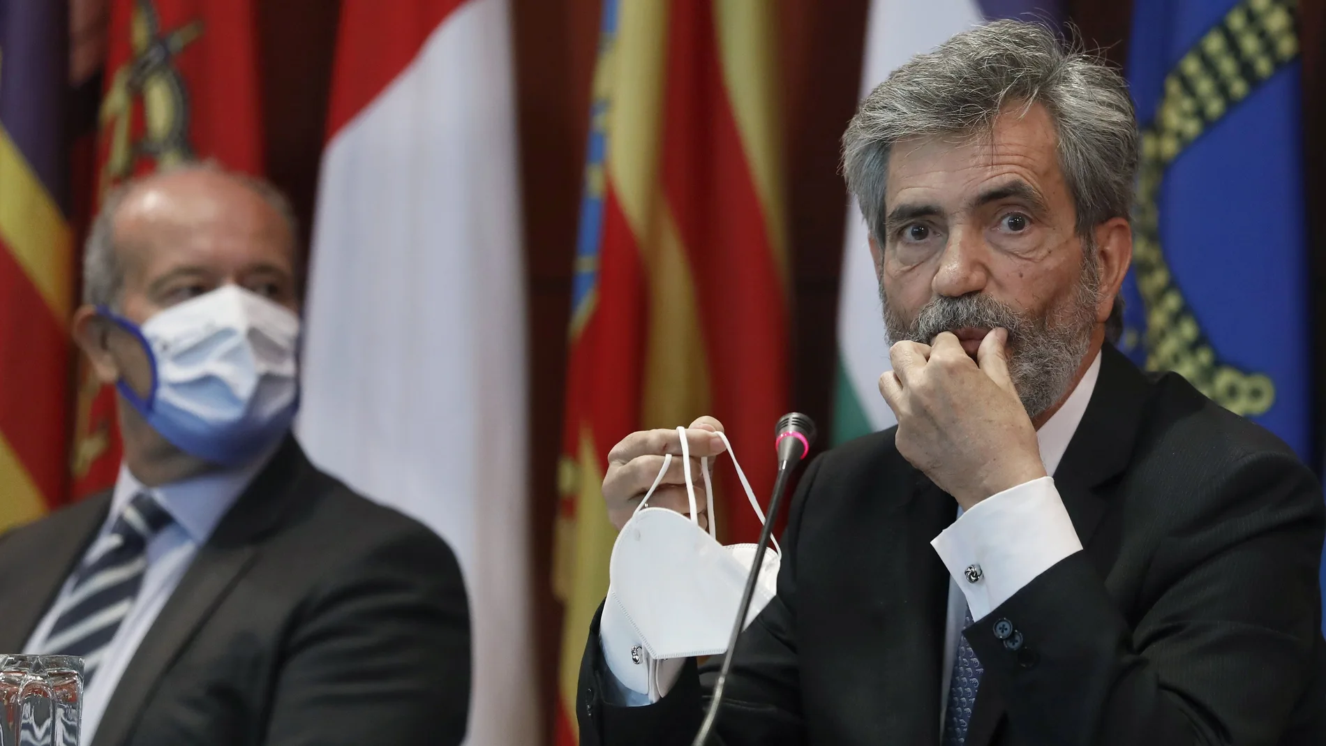 El presidente del Tribunal Supremo y del Consejo General del Poder Judicial (CGPJ), Carlos Lesmes, acompañado por el ministro de Justicia del Gobierno, Juan Carlos Campo (i)