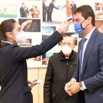 Toman la temperatura al consejero de la Presidencia, Ángel Ibáñez, antes de firma la adenda por la que se prolonga a 2022 la programación de las actividades conmemorativas por los 800 años de la catedral de Burgos
