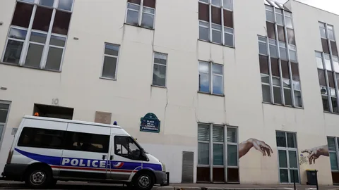 La Policía francesa hace guardia frente a las antiguas oficinas de "Charlie Hebdo" este fin de semana en París