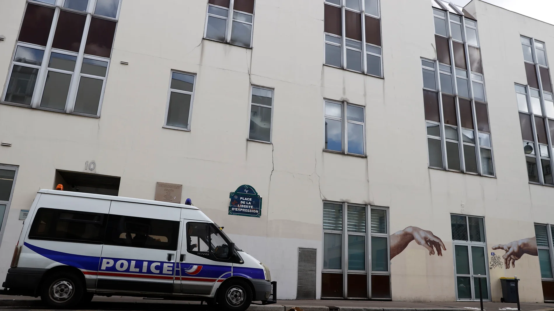 La Policía francesa hace guardia frente a las antiguas oficinas de "Charlie Hebdo" este fin de semana en París
