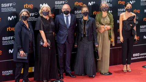 Miembros de la marca Tous posan en el photocall de la Gala Tous celebrada en el Festival de Cine de San Sebastián. Europa Press