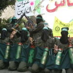 Terroristas de Hamas posan enmascarados 