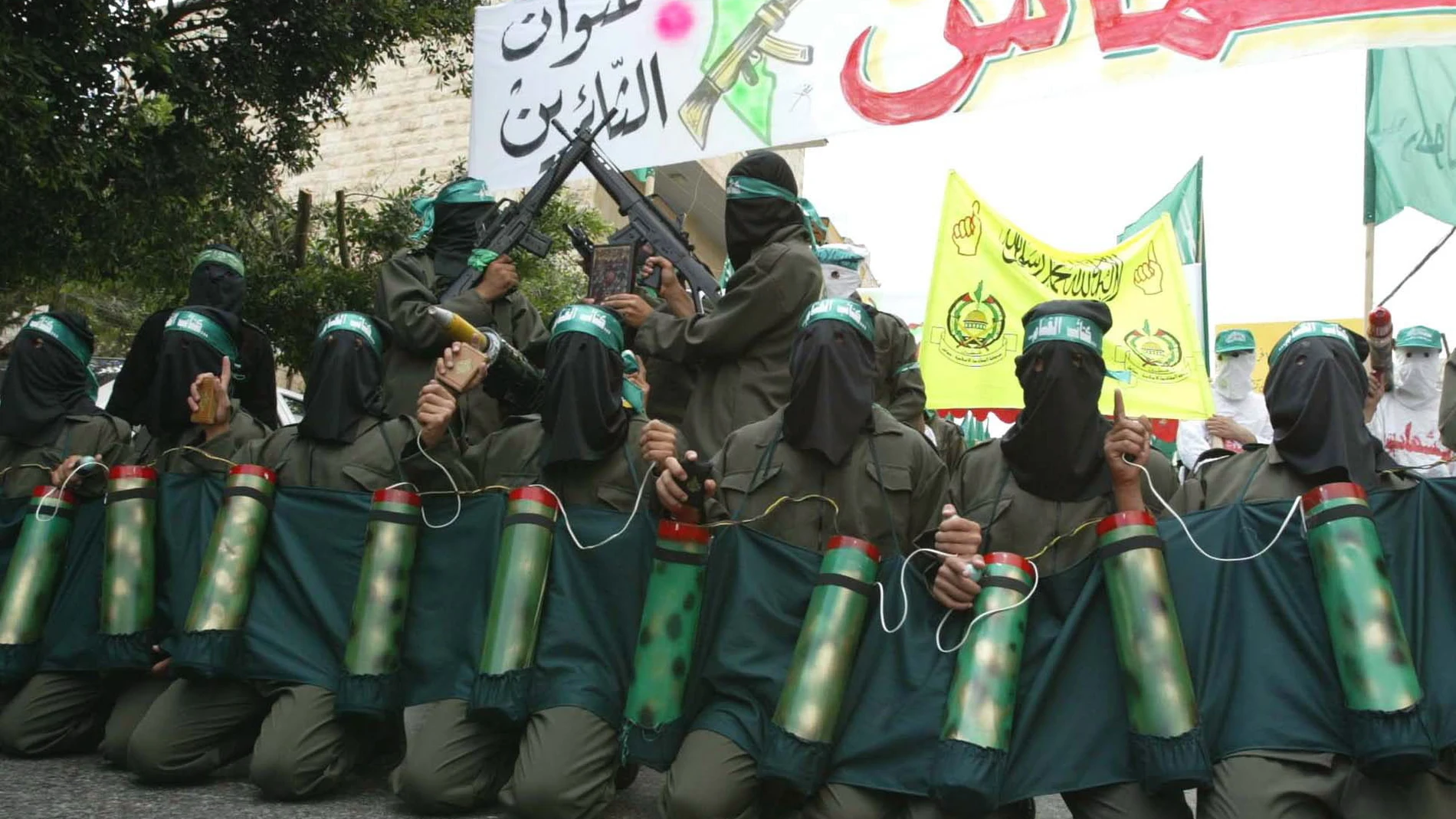 Terroristas de Hamas posan enmascarados 