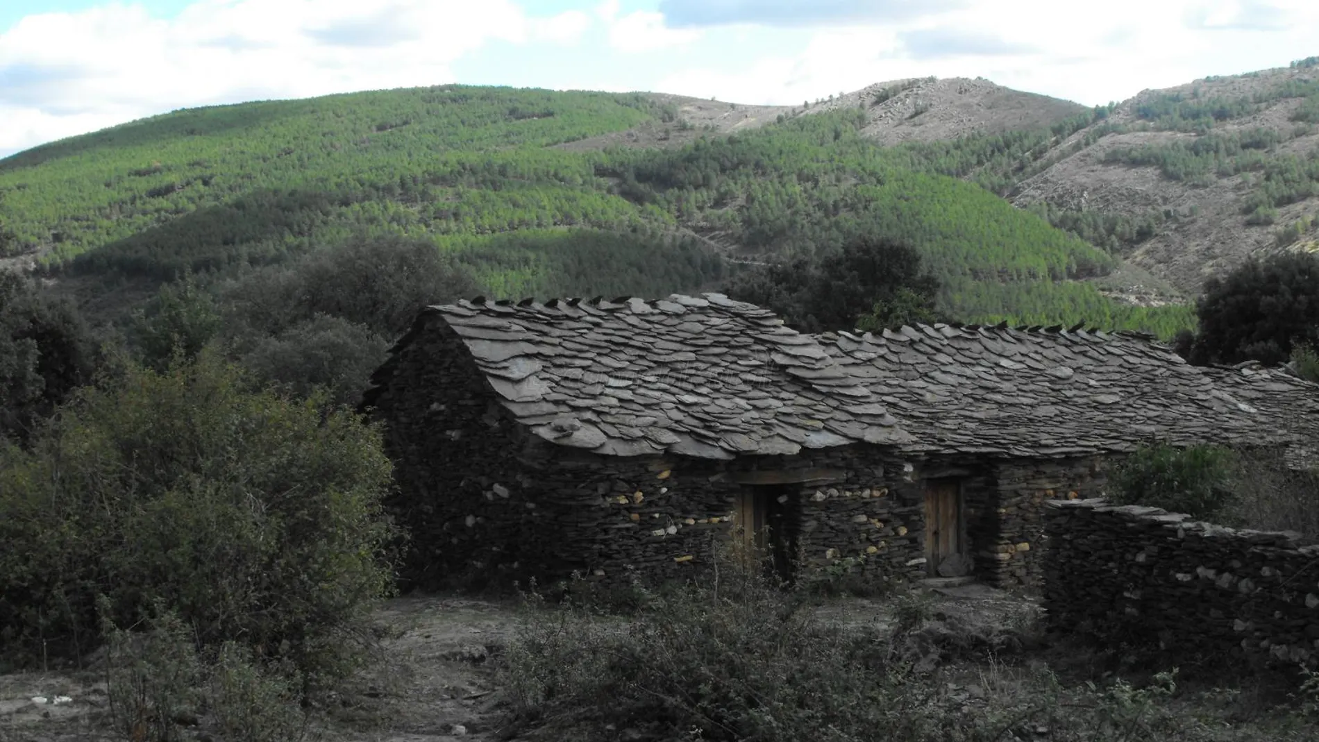 Los pueblos negros de Guadalajara reciben ese nombre debido a las tejas que se utilizan en su construcción.